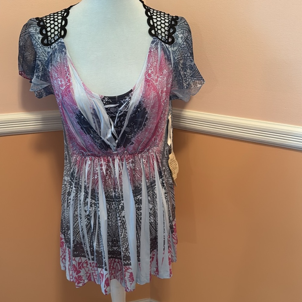 Women’s top— lace embellishment